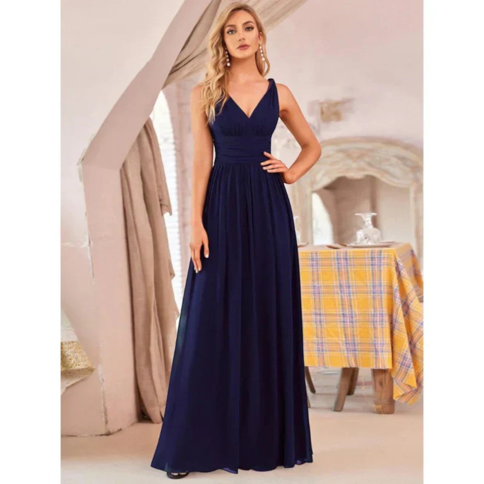 Elegantní Maxi Šaty s Hlubokým Výstřihem ve Tvaru V – Nadčasový Ženský Styl