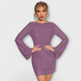 Šaty bez zad, s třpytivými detaily a dlouhými rukávy